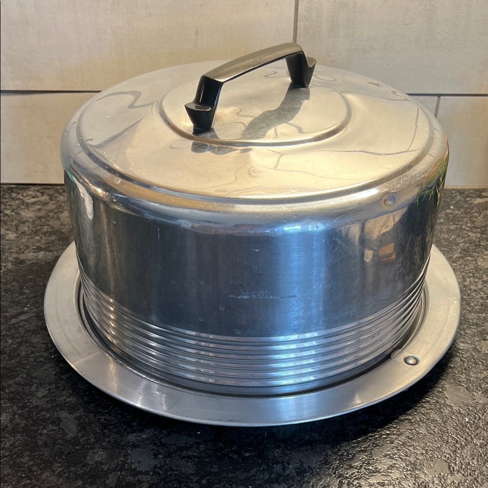 Vintage Regal Aluminum Cake Carrier with Black Handle. Very good condition